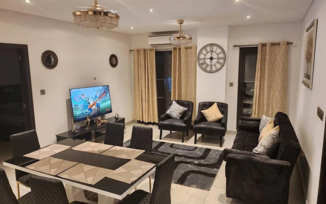 Luxurious & Comfy Gem-5 Star Location-pools, Gym!