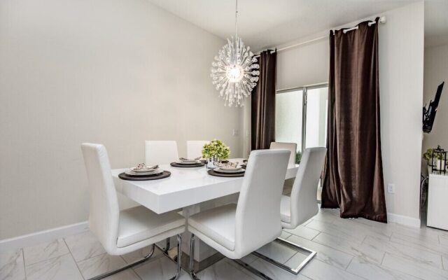 4 Bedroom 3 Bathroom Townhome w Pool