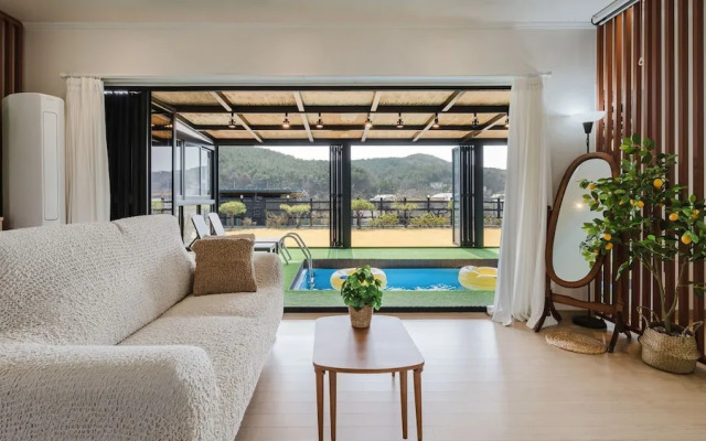 Yeongheungdo Stay Noc Pool Villa