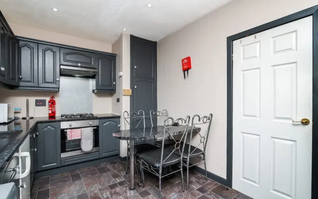 4 Bedroom House - Free Parking