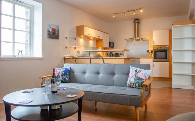 Spacious Flat In Converted Sugar Store