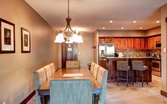 Ski in, Ski out 2 Bedroom Mountain Condo at the Base of Peak 7 with Quick Access to Historic Downtown Breckenridge