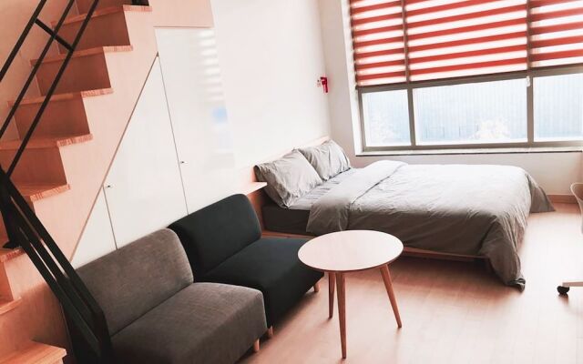 The November Stay in Songdo Honestar