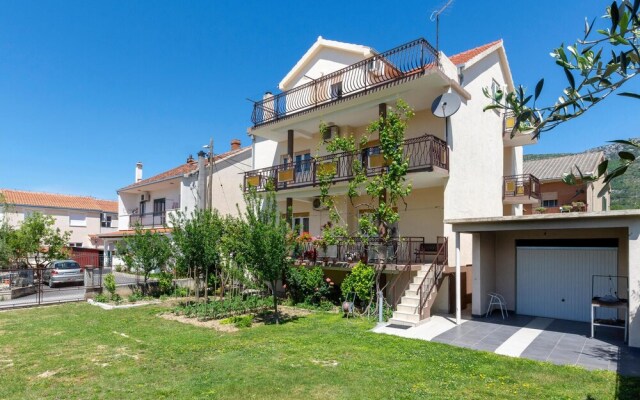 Nice Apartment in Kastel Luksic With 3 Bedrooms