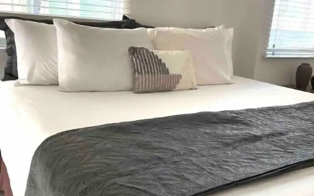 Modern 1BR Condo in Kingston