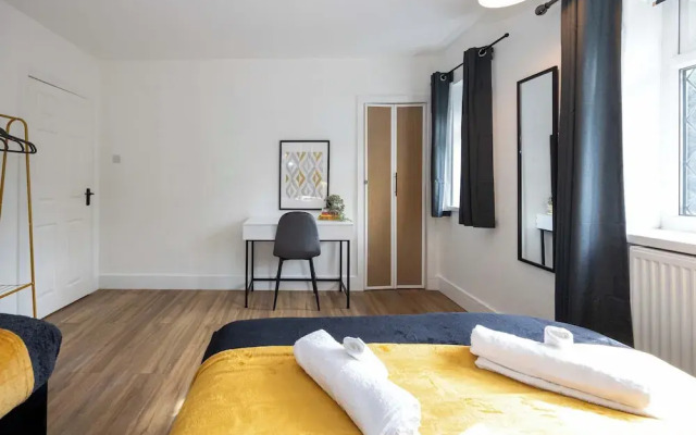 Spacious Apartment Near MCR Airport