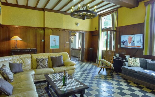 Spacious Holiday Home With Private Garden