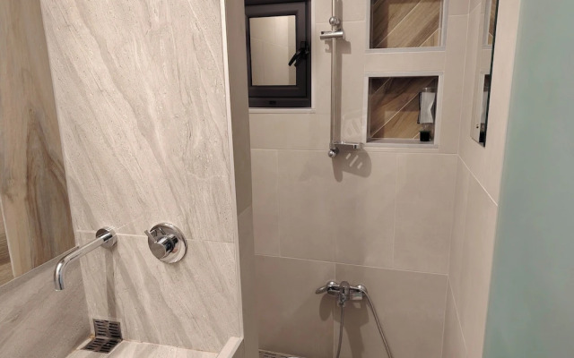 Tritos, Sleeps 11 - Sea View - Balcony - Parking