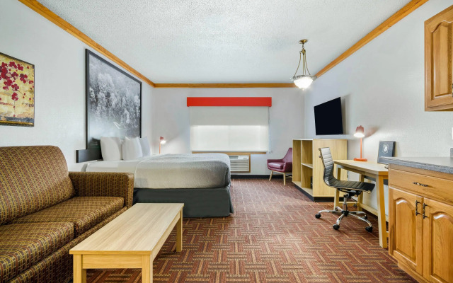Super 8 by Wyndham Eveleth