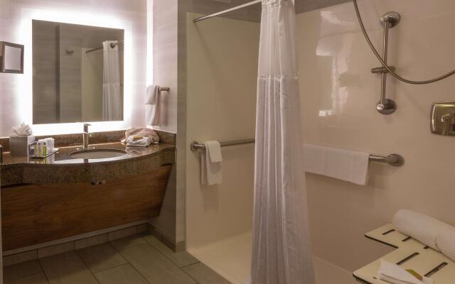 DoubleTree by Hilton Bay City - Riverfront