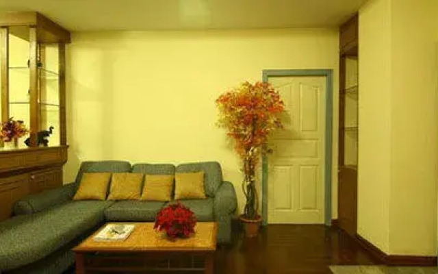 Omni Suites Apartment Hotel.