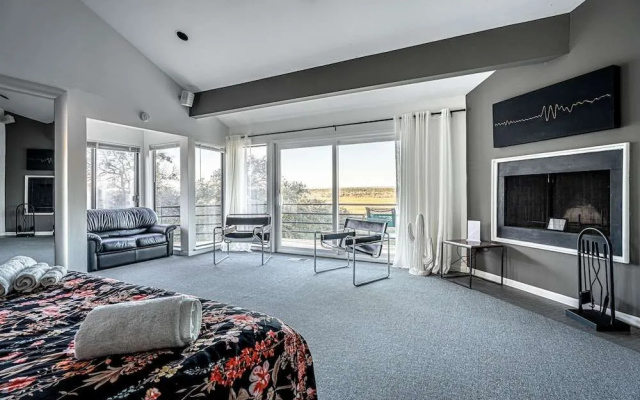 5br Home w/ Pool and a View!
