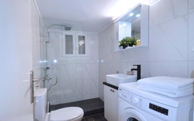 Spacious minimal apartment at Chalandri
