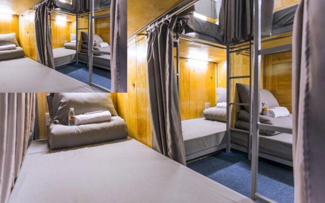Gold Night Hotel