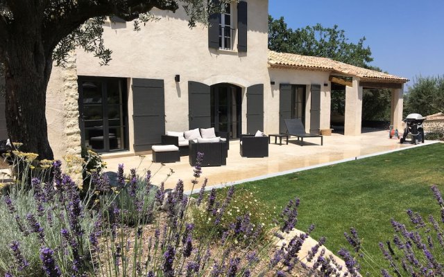 Beautiful villa with air conditioning large private swimming pool and near St Remy de Provence