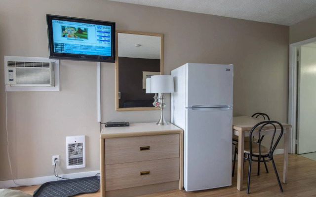 The Maple Leaf Motel Inn Towne