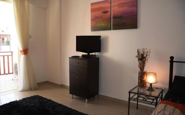 Studio with shower room E5, full kitchen, poolside, FREE WIFI