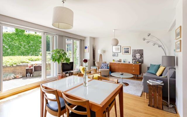 Bright and Modern Apt With Patio in Paris 18th!