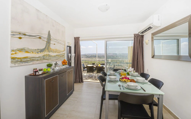 Summer Breeze Penthouse with large Terrace and Hot Tub by Getaways Malta