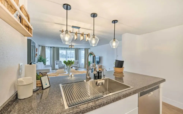 Chic Kissimmee Townhome: 4 Mi to Disney!