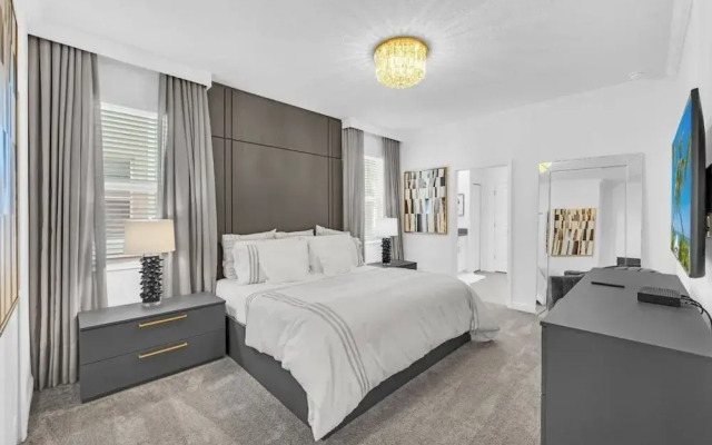 2940 Penel 9 Bedroom Home