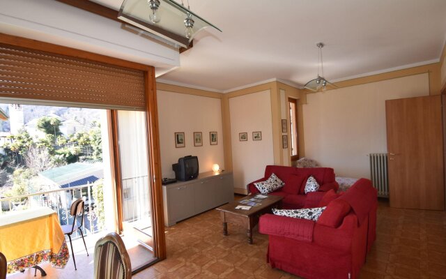 Village Apartment in Cannero Riviera with Balcony