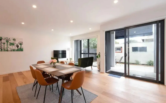 Modern 3 Bedroom Getaway Next to Chadstone
