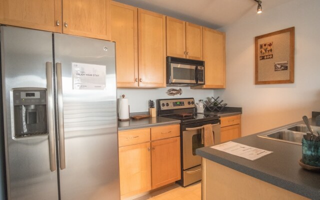 Spacious Townhome w Parking by Frontdesk
