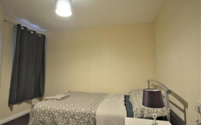 London Zone 2 Lovely 4 bedroom Apartment - 3 Trowbridge Road