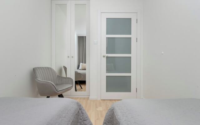 Spacious Apartment With Desk by Renters