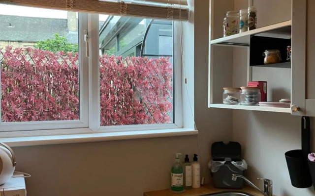 Hugo Mews Bright Studio Apartment