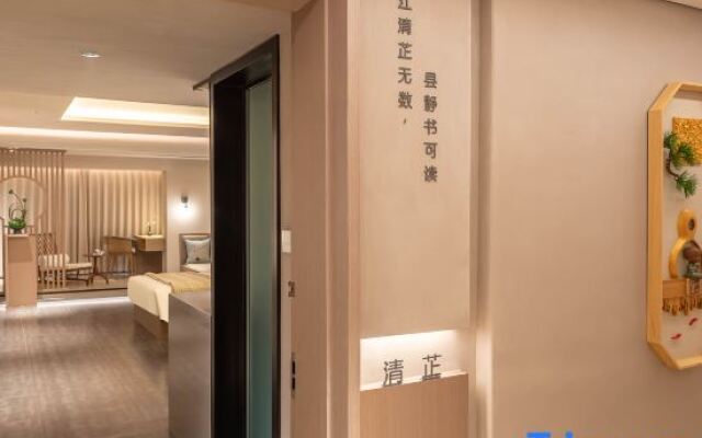 Yinlu Hotel (Zhengzhou Railway Station West Square Erqi Wanda Plaza)