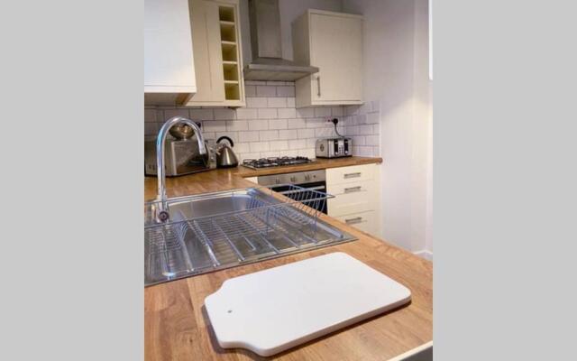 Stylish 3 Bed House + Free Parking + Great Location