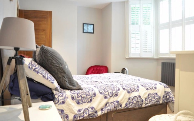Spacious 2 Bedroom Flat With Garden