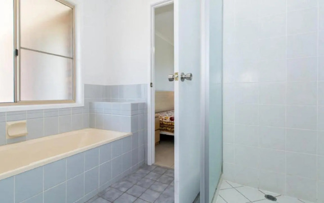 Lowset home on the canal - Dolphin Dr, Bongaree