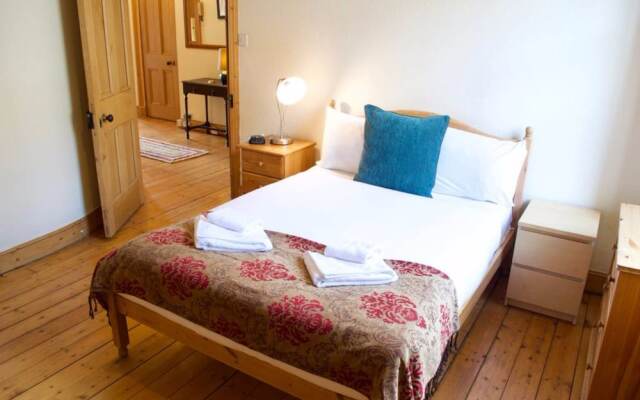 2 Bedroom Flat Near The Kings Theatre