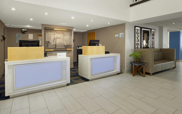 Holiday Inn Express Hotel & Suites Warrenton by IHG