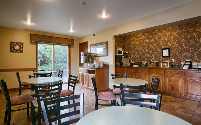 RiverTree Inn & Suites