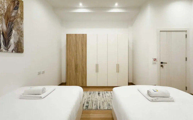 Posh & Panoramic 2bdr Rooftop 5 Min To Airport