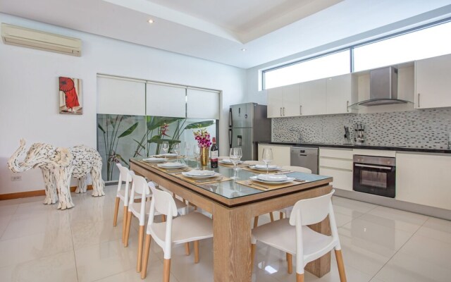 Modern 4BR Pool Villa Virginie Naiharn