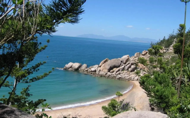 AFFORDABLE ISLAND ESCAPE! Queen Studio, Nelly Bay