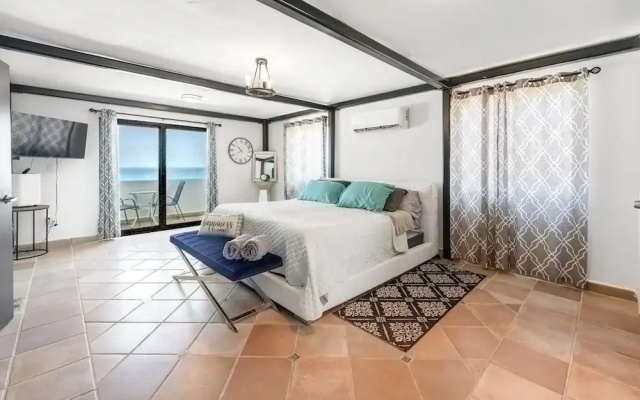 4 BR Kikita Beach Villa Oceanfront w Pool
