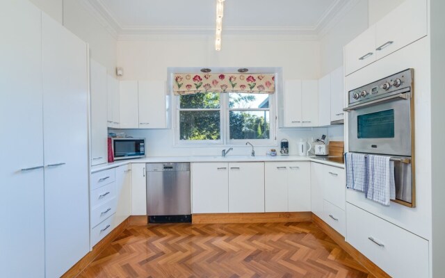 Spacious 4 Bedroom House The Hill