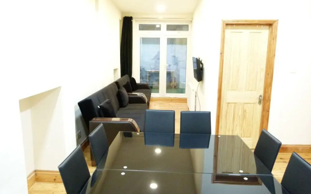SS Property Hub - Family Apartment Kensington