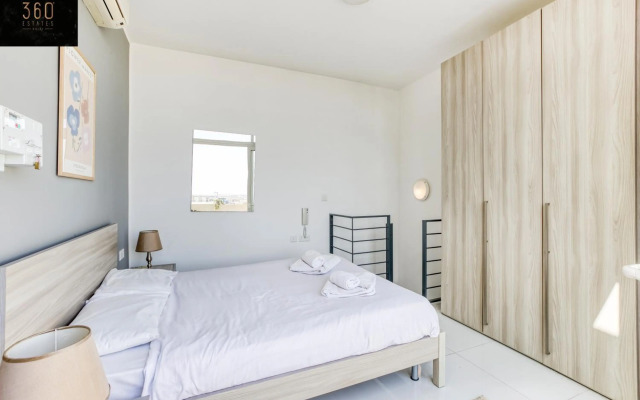 Spacious, 1BR duplex off UNI/Hospital with WIFI by 360 Estates