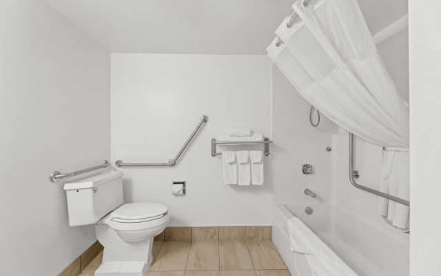 Travelodge Suites by Wyndham Regina / Eastgate Bay