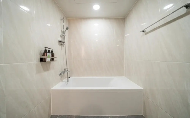 Gangnam Spring Hotel(봄 호텔)