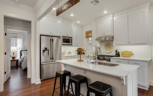 The SoFay Farmhouse - 1 Mile From U of A - Luxury Amenities