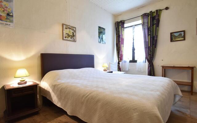 Vintage Holiday Home in Besse with Swimming Pool