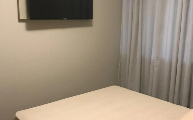 Kit-net à 250 metros da Praia de Mariscal